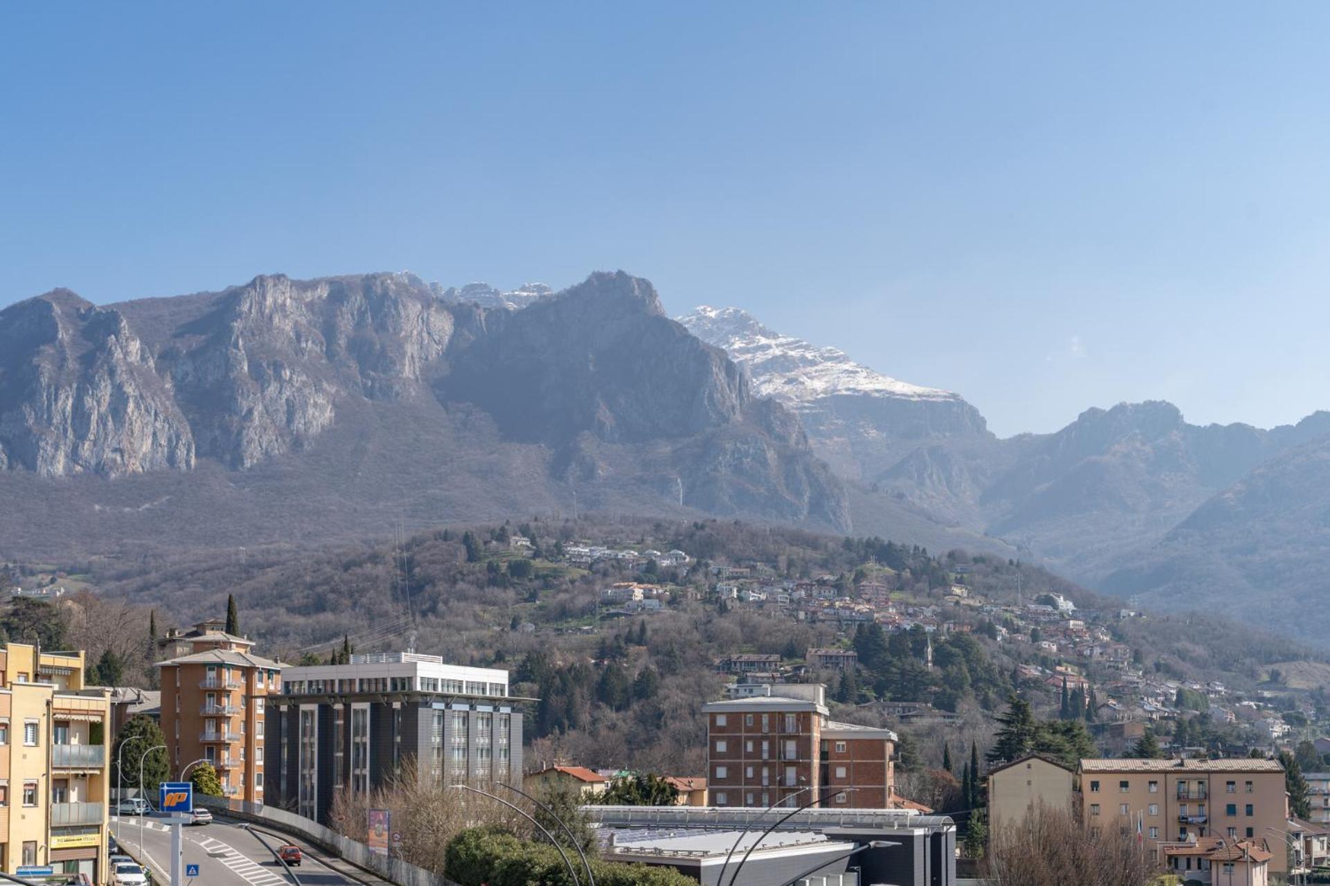 Spacious Apartment With Panoramic Views In Lecco Exteriér fotografie